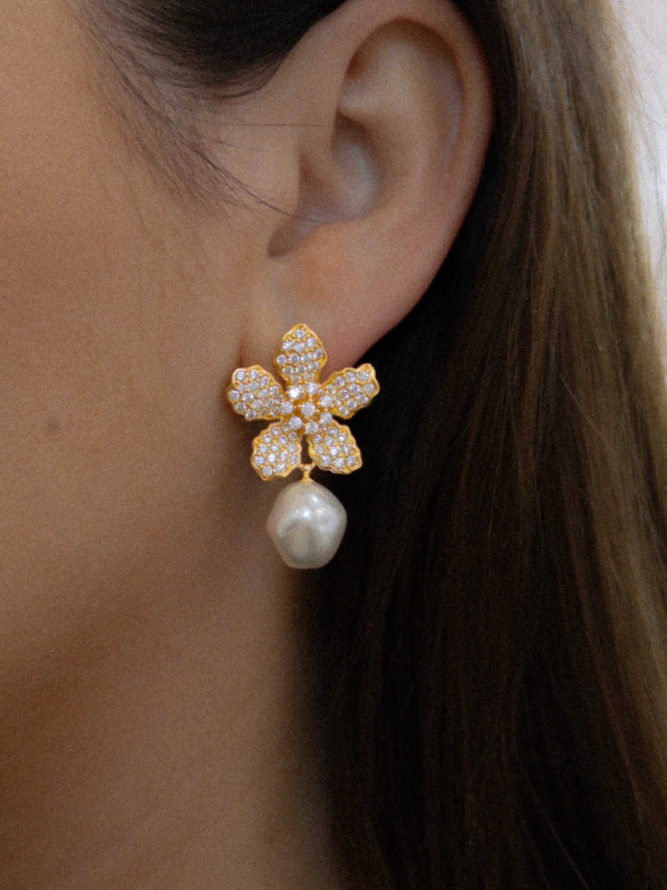 Floral wedding earrings with pearls wedding day jewelry for the bride in gold plating
